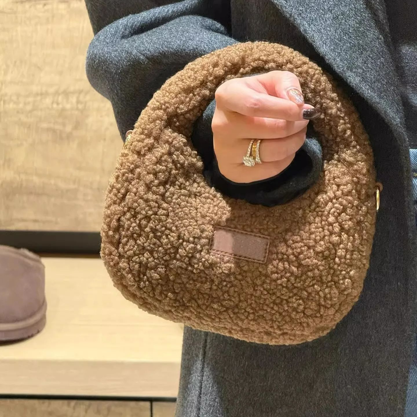Borsa a mano in lana di agnell - Half Moon Bag Suede recensione e prezzo