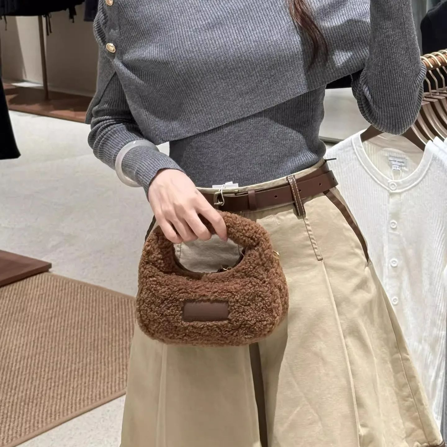 Borsa a mano in lana di agnell - Half Moon Bag Suede recensione e prezzo