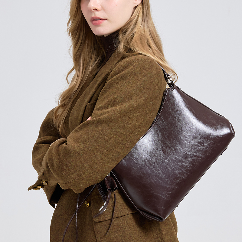 Borsa a Mano Retrò in Vera Pel - Half Moon Bag Suede recensione e prezzo