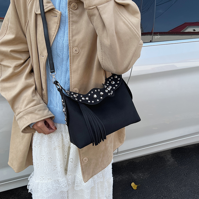 Borsa a tracolla retrò di nuov - Half Moon Bag Suede recensione e prezzo